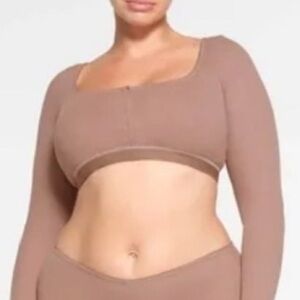 SKIMS brand new -limited color and style Women's ribbed Henley Crop Top - Umber